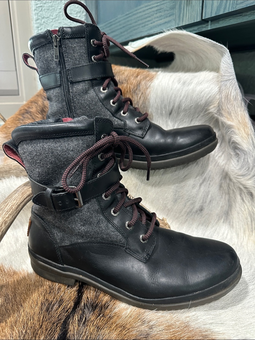 UGG Women’s Black and Gray Lace-Up Leather Waterproof Boots sz 9